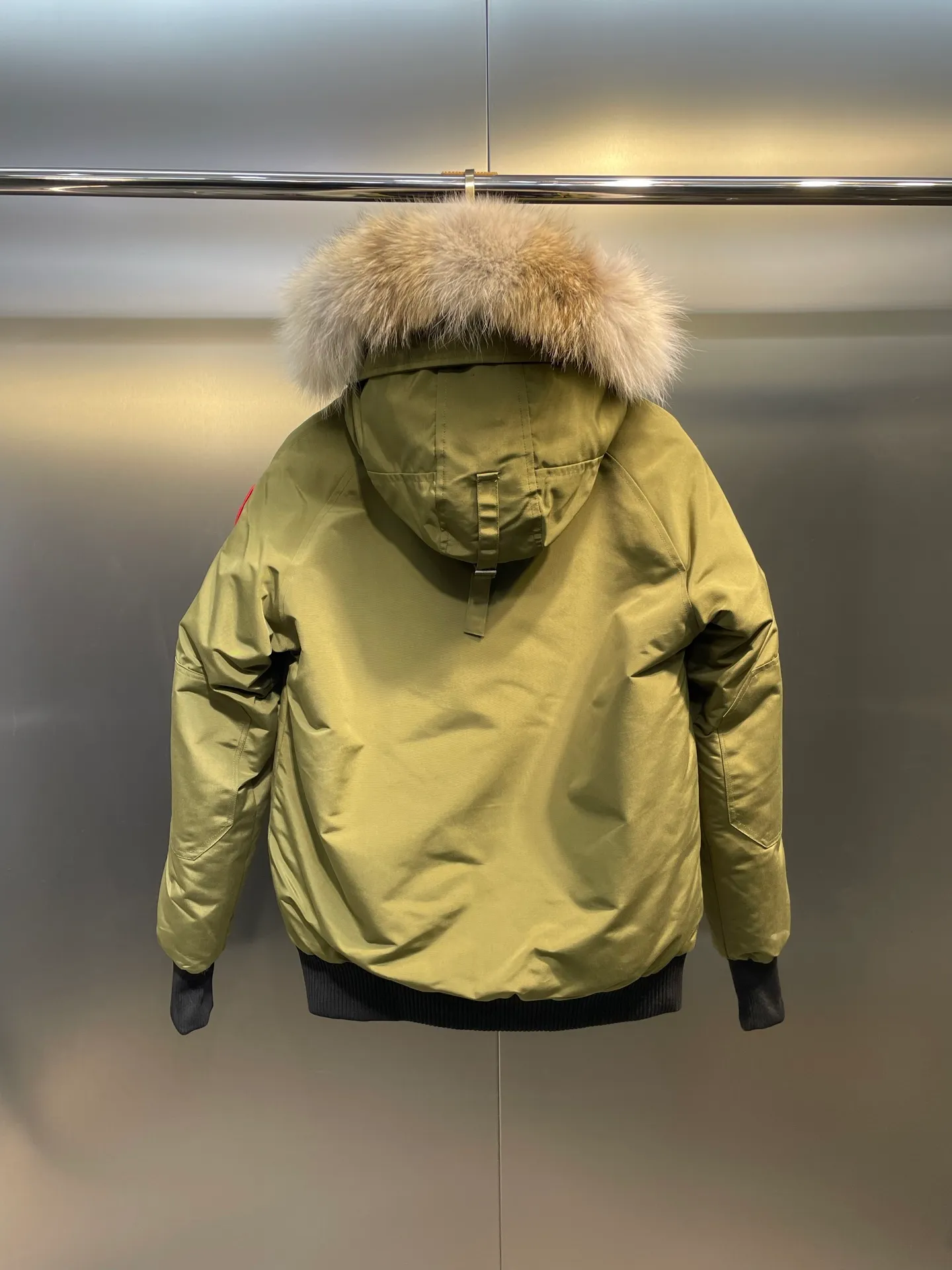 P780 high-end version Canada Goose Canada Goose #Chilliwack 7999M bomber jacket short down jacket/01 model #Men and Women Same Style# ➖ Genuine synchronous anti-counterfeiting chip sensor! ➖ Imported 21S polyester-cotton blended original fabric [last year’s 16S/18S hard fabrics have been completely eliminated, this year all use 21S genuine synchronous fabrics, the soft mid-strap feels delicate and textured], genuine synchronous Feather-Light 10D waterproof coating fabric, made of 84.5 polyester fiber and 15.5 cotton, 100% the best feel in the entire network! ➖ The genuine official website is synchronized with the national standard 80 white duck down, you can check the official website customer service, there will never be a series of misleading claims such as 90 down or goose down! ➖ Using the best nylon lining with double double-layer sealing design, velvet-proof No. 7 needle + grid-filled down ready-made garments, there is 100% no so-called velvet running! ➖ The cuffs are designed with thickened seamless threads, and the collar and pockets are lined with top-quality polar fleece to keep you warm and comfortable! ➖ Yoshida YKK provides original custom-made electroplated sliders. YKK two-way lockable zippers are tight and smooth and will not peel off paint! ➖ 3M composite guarantees that the Velcro is the same as the original, durable, and all accessories and hardware are custom-made! ➖ Imported BEHRINGER embroidery machine to customize the 10,000-needle embroidery logo, 98% of which can be reproduced to restore the original logo. You can check and compare on the official website! ➖ The fur collars are all made of large pieces of Western Canadian blue wolf hide, ensuring that each fur collar is 13-15cm wide!   Size:XS-XXL